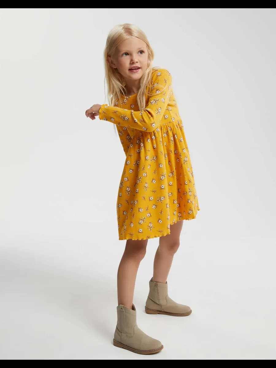 Горчичное платье с принтом