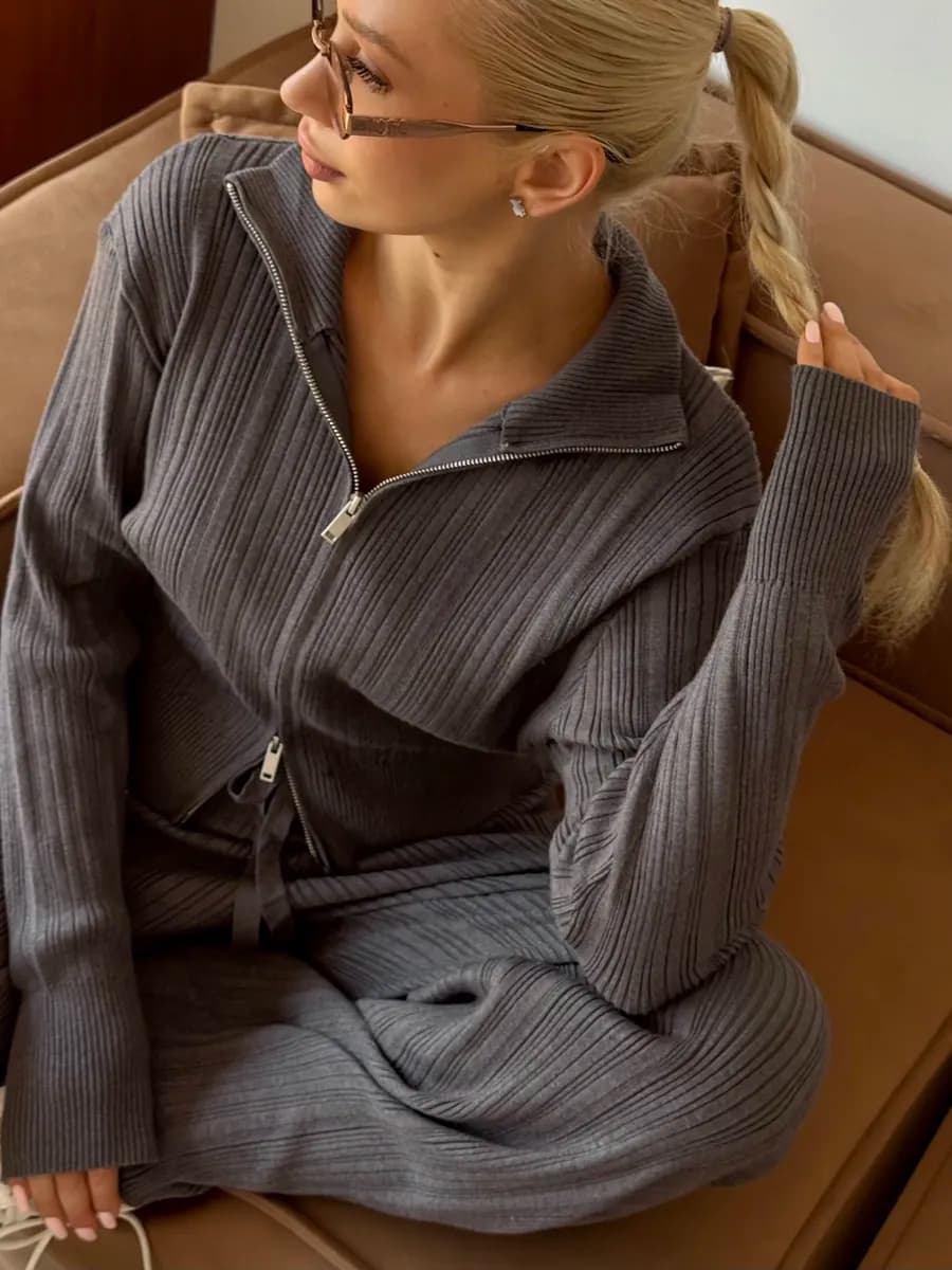 Костюм трикотажный на молнии вязаный - фото 1