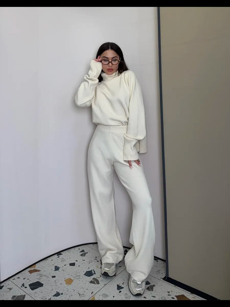 Теплый вязанный костюм с брюками и свитером