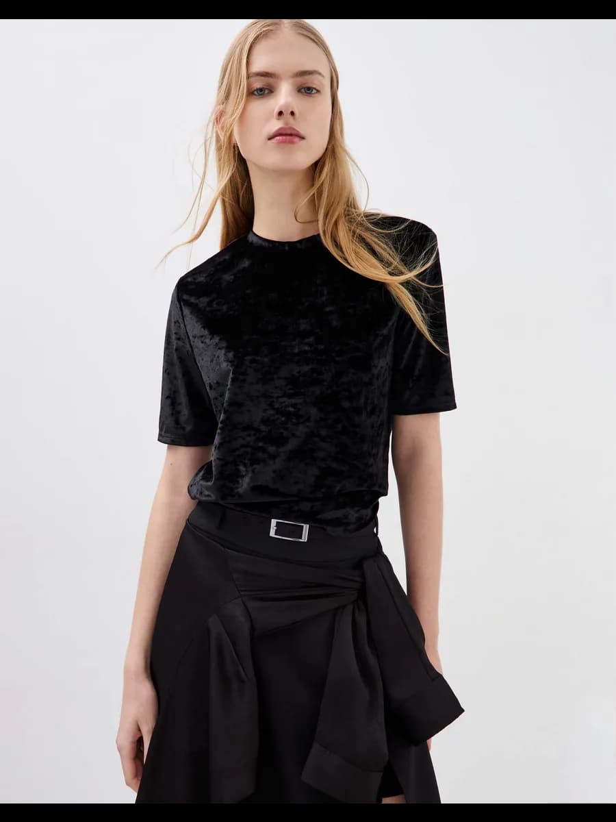 Чёрная футболка oversize из велюра