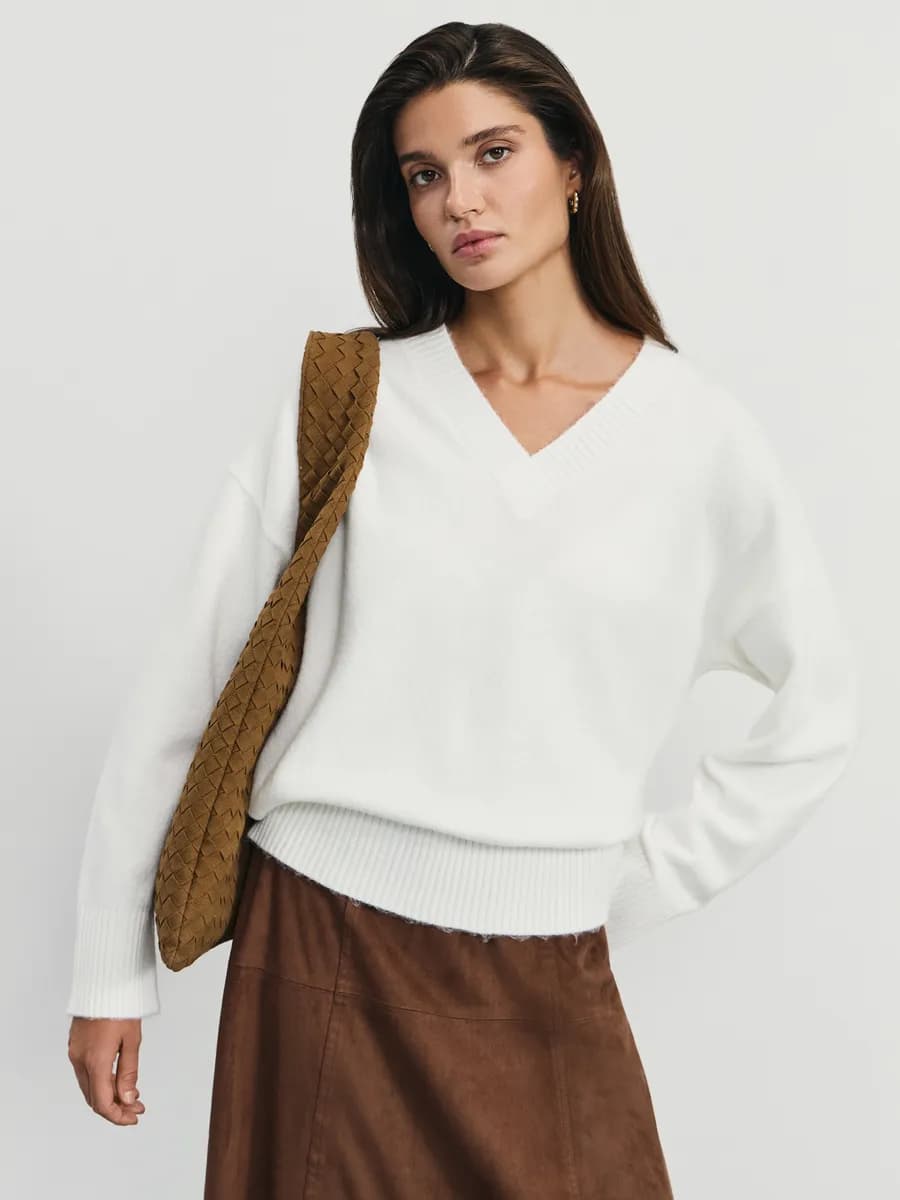 Джемпер базовый вязаный с вырезом в офис с шерстью