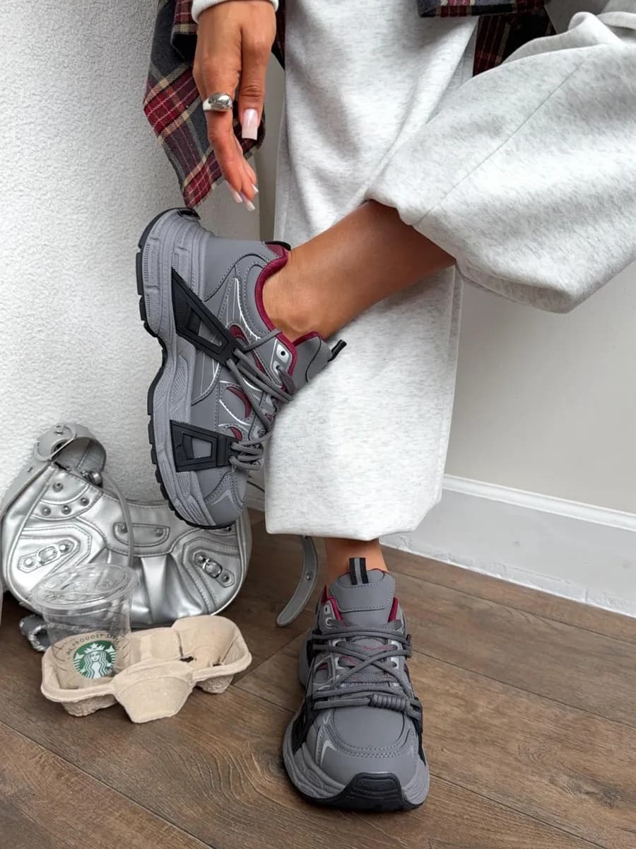 Кроссовки на высокой подошве