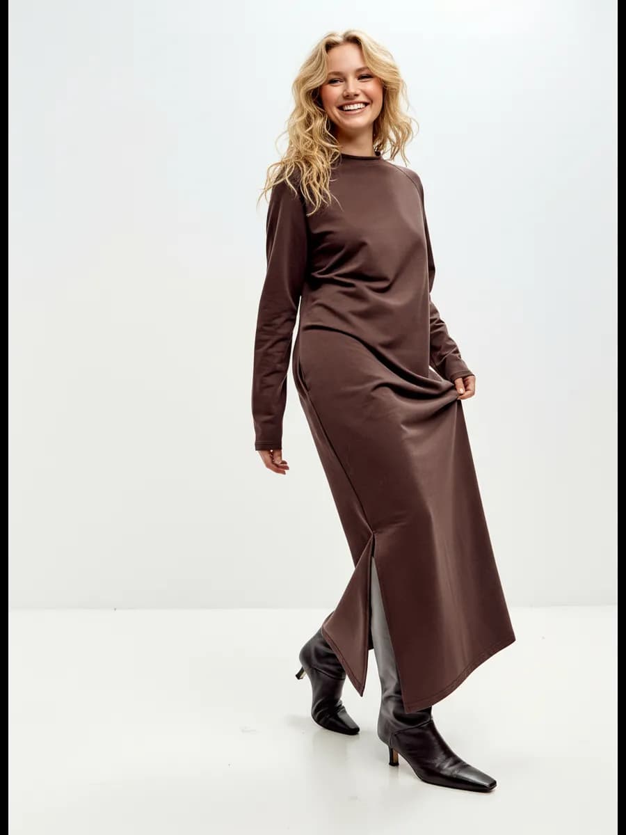 Платье длинное трикотажное оверсайз с разрезом сбоку