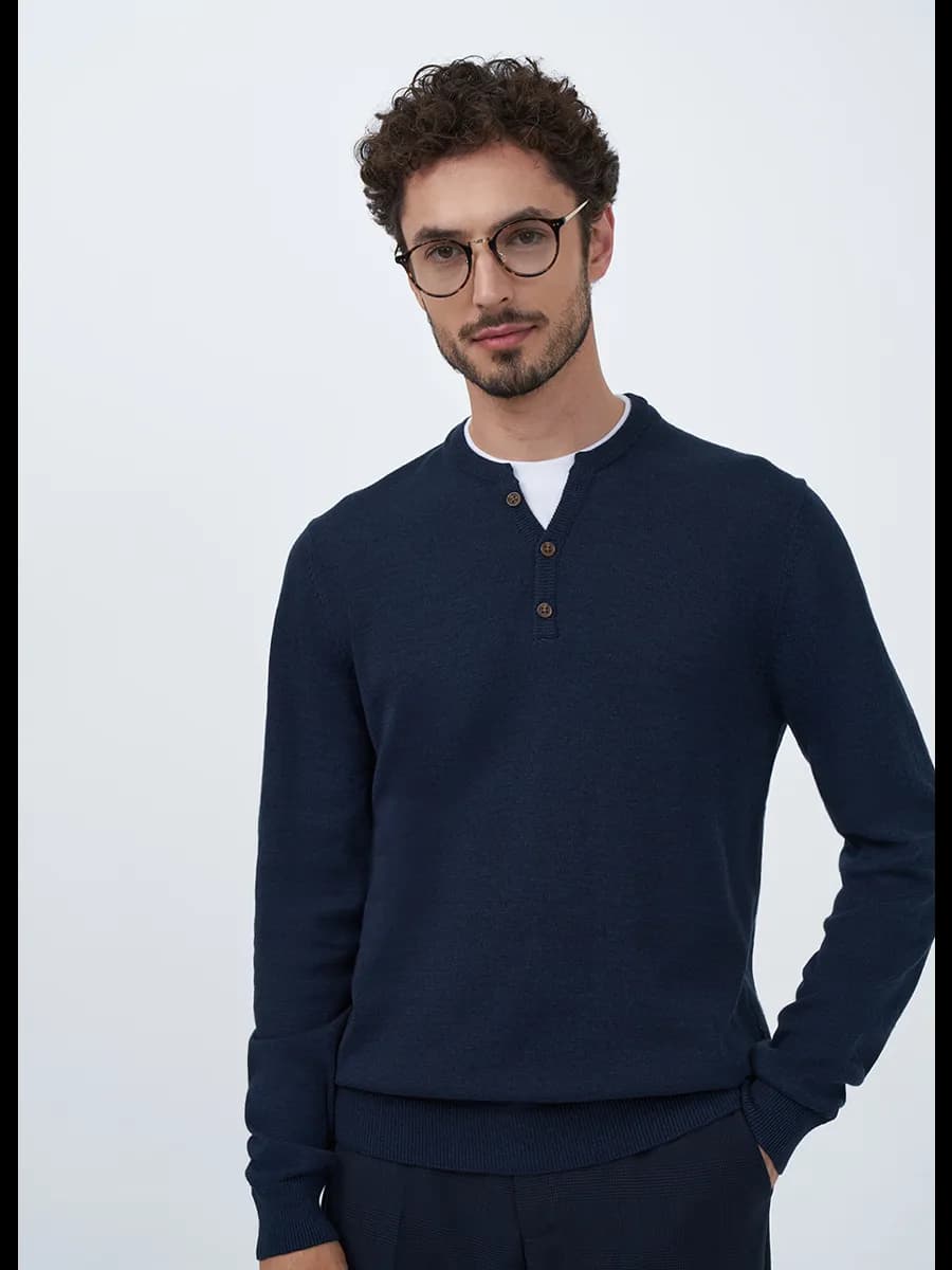 Джемпер синий с воротником хенли