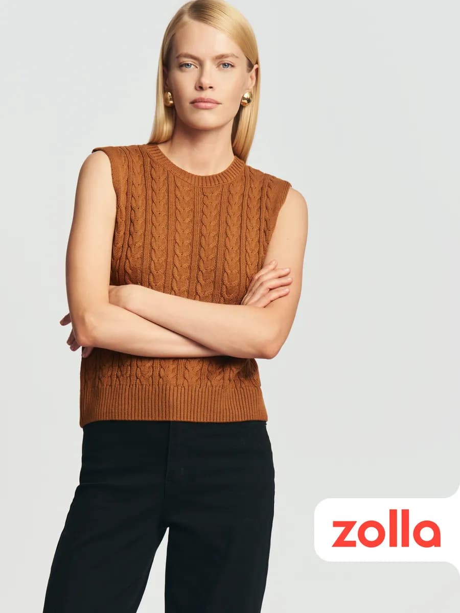 Женский вязаный жилет с косами