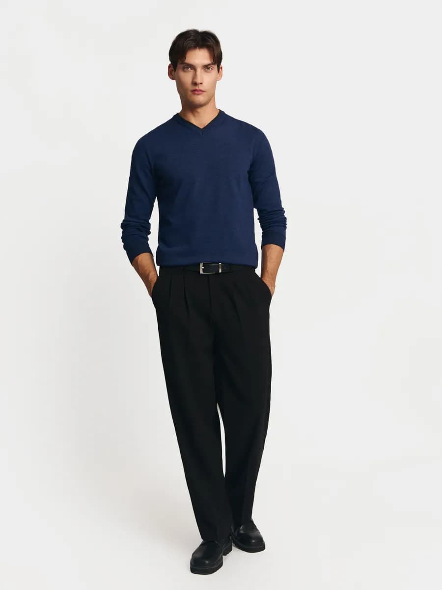 Тонкий мужской джемпер с вырезом