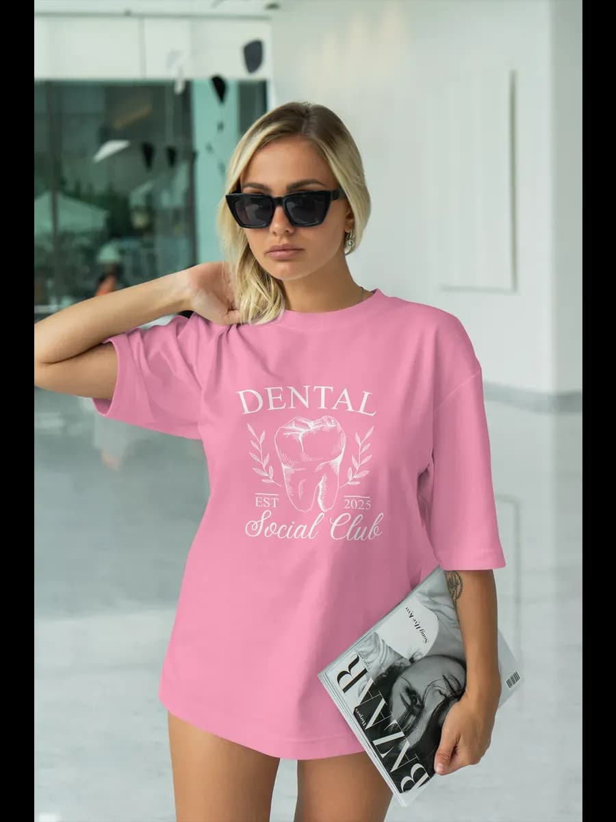 Футболка оверсайз розовая с принтом Стоматолог