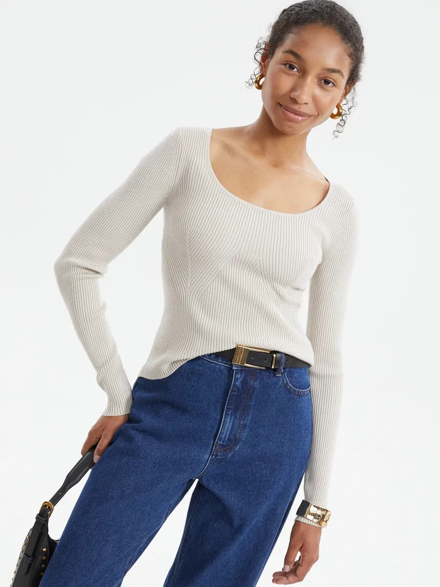 Женский трикотажный джемпер с вырезом