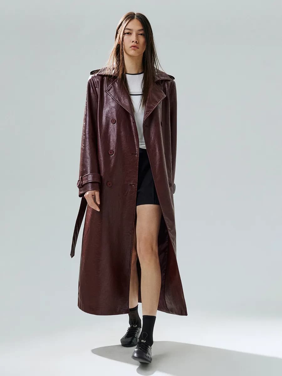 Плащ-тренчкот лакированный с поясом