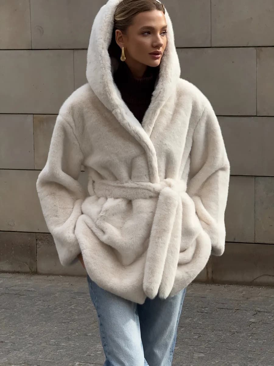 Шуба искусственная короткая экошуба зимняя эко с капюшоном