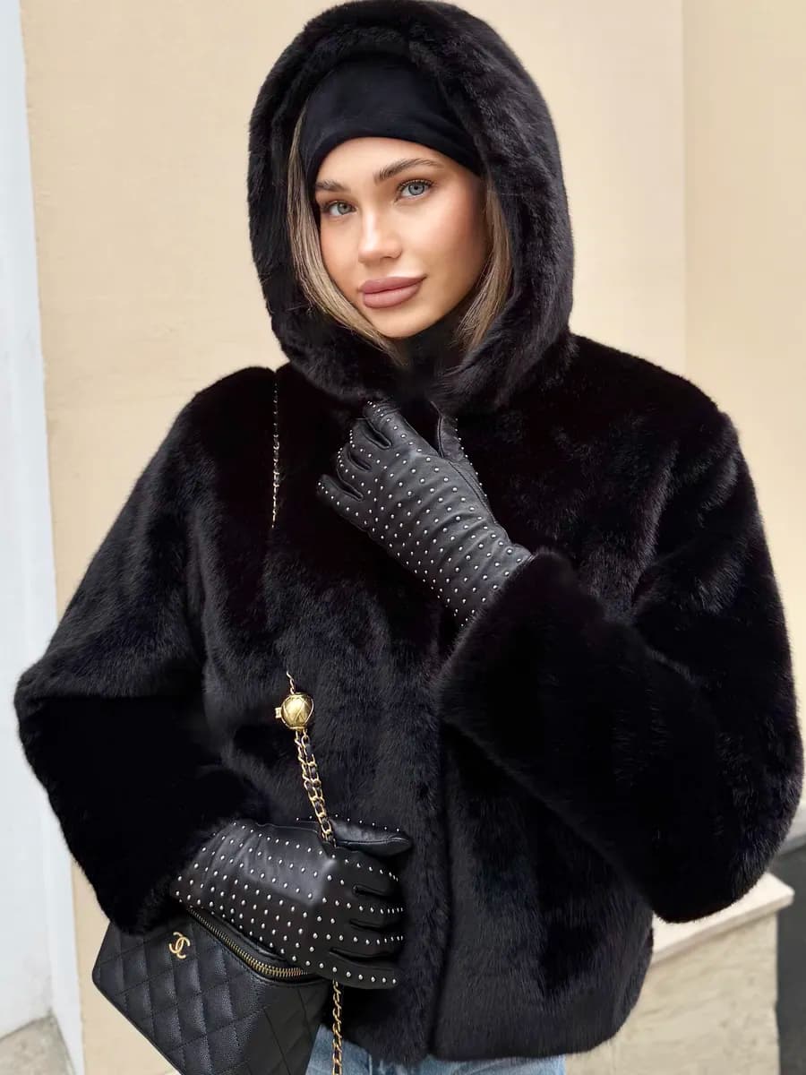 Шуба искусственная короткая экошуба зимняя эко с капюшоном