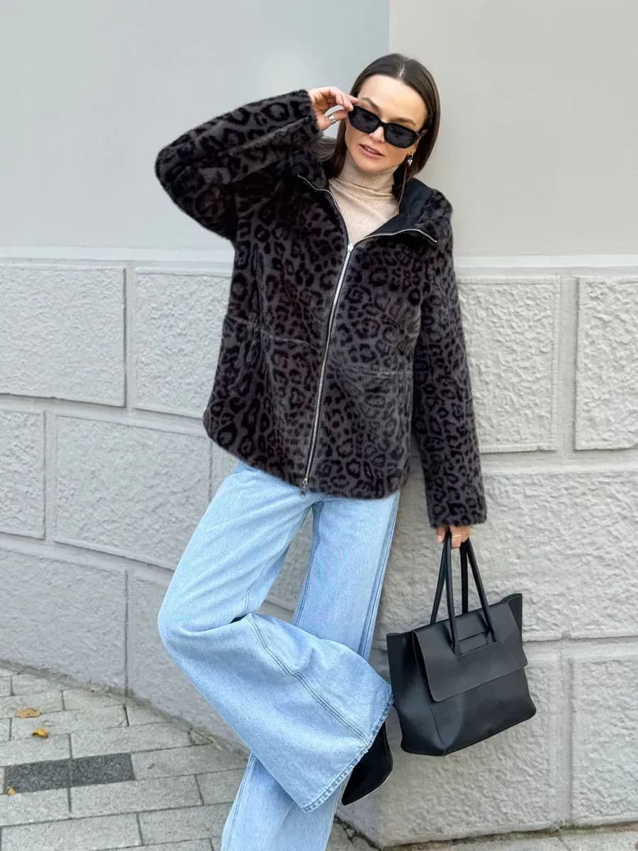 Зимняя дубленка с капюшоном - фото 1