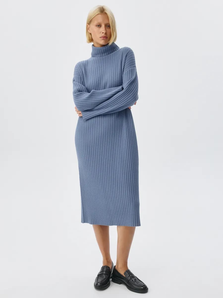 Вязаное платье миди с воротником базовое в рубчик