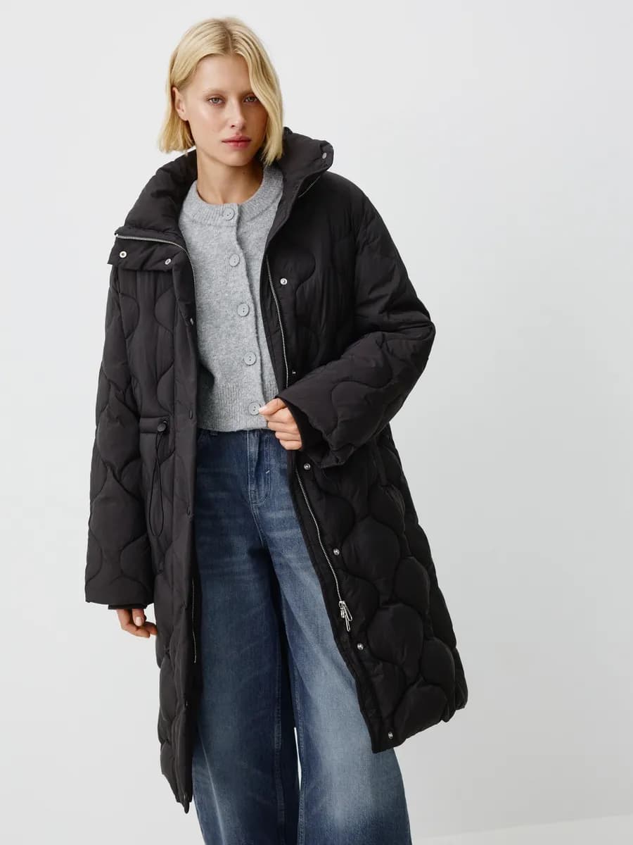 Длинная утепленная стеганая куртка с воротником