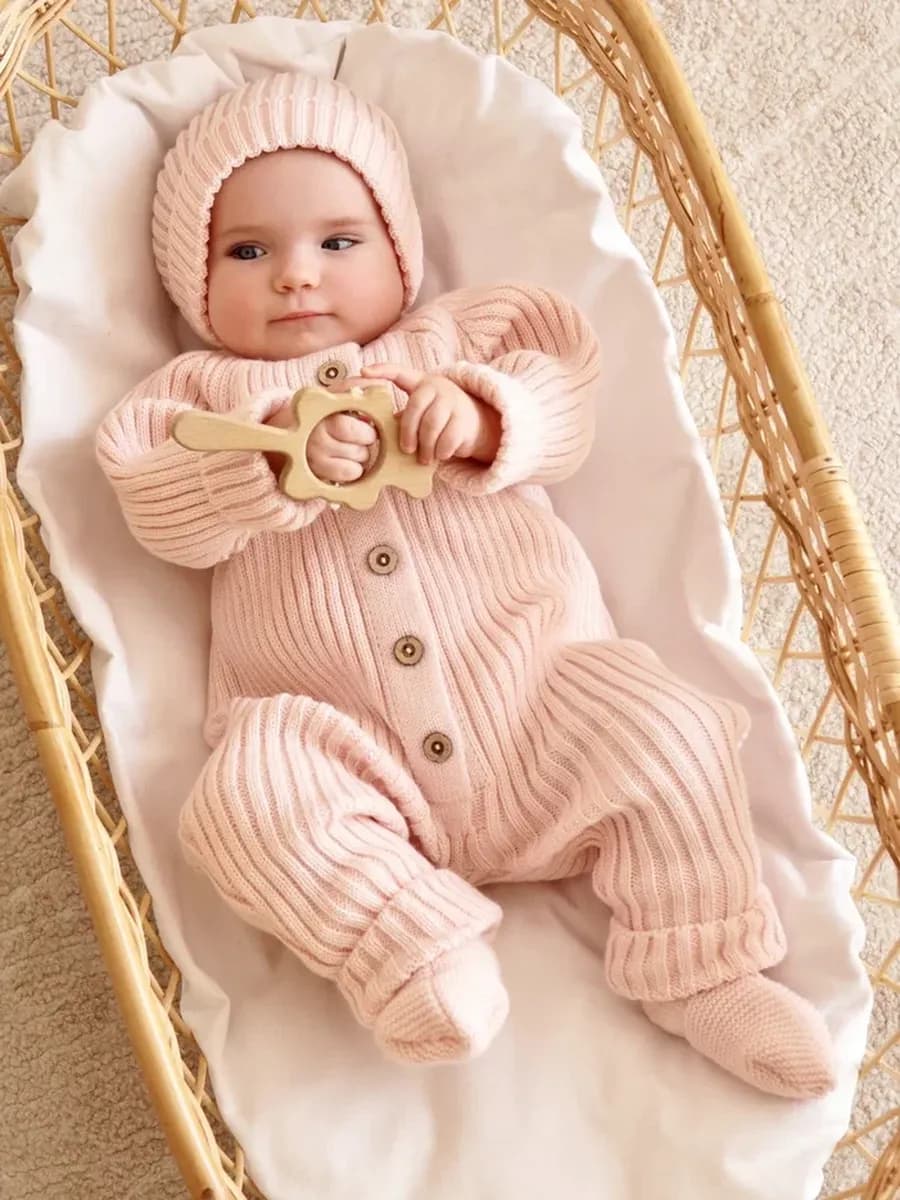 Вязаный комбинезон для новорожденных