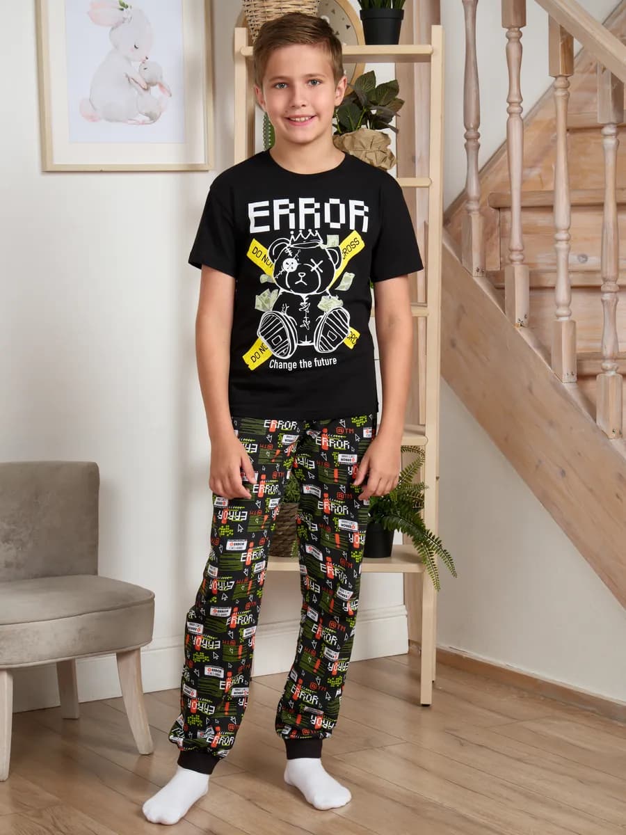 Пижама с брюками и футболкой