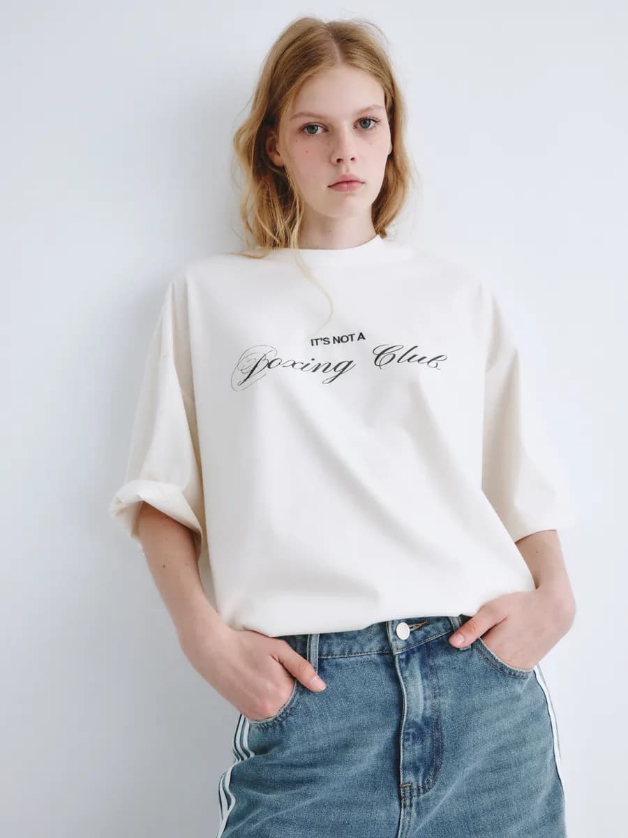 Футболка оверсайз с принтом и вышивкой из линейки Young