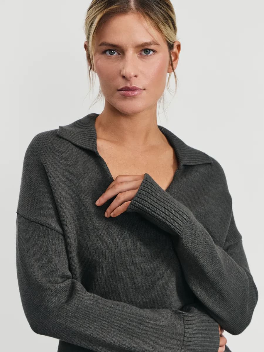 Джемпер вязаный с вырезом с отложным воротником в офис