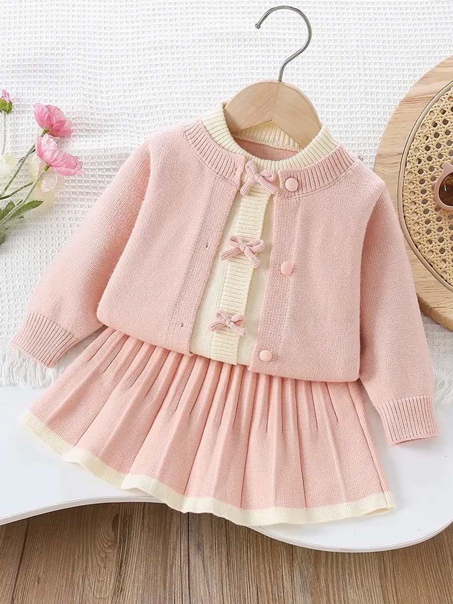 Вязаный костюм в садик