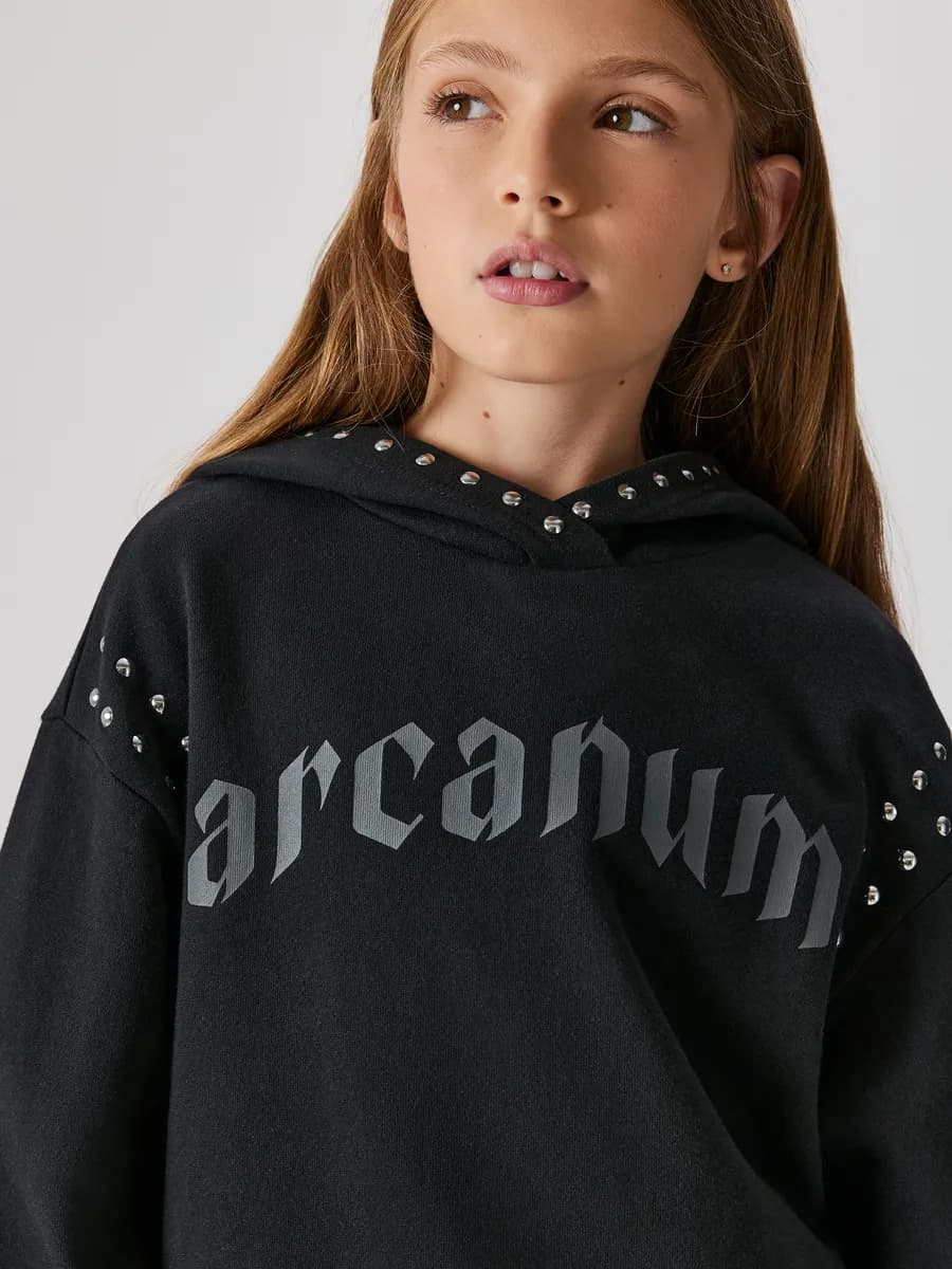 Стильное худи с декоративными кнопками и начёсом