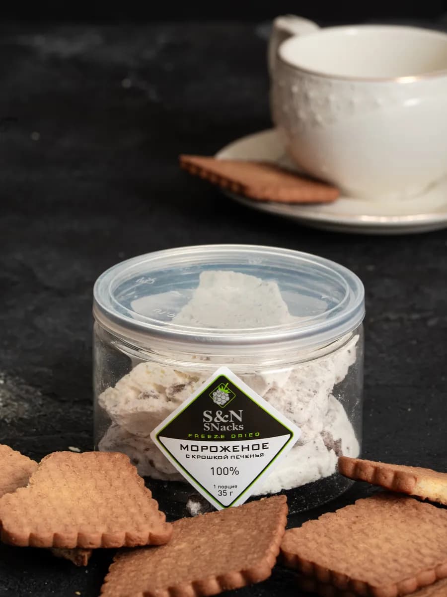 Сублимированное мороженое с крошкой печенья десерт