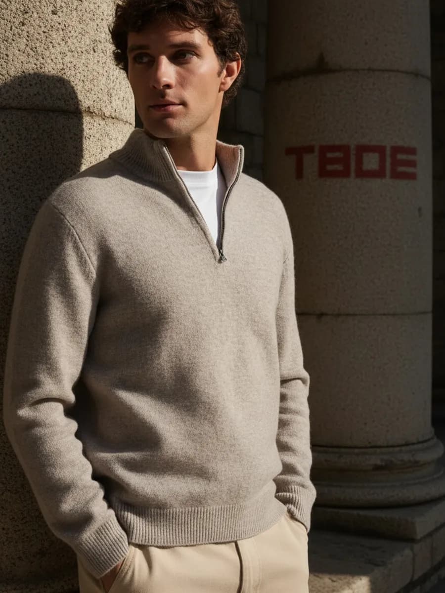 Свитер трикотажный с воротником и полузамком