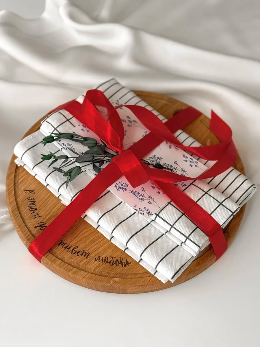 Подарочный набор полотенец с деревянной доской