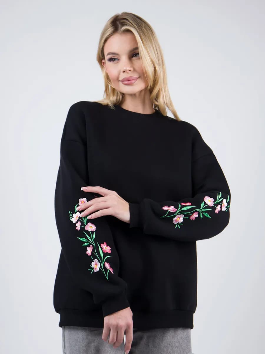 Свитшот черный женский теплый оверсайз с вышивкой на рукавах
