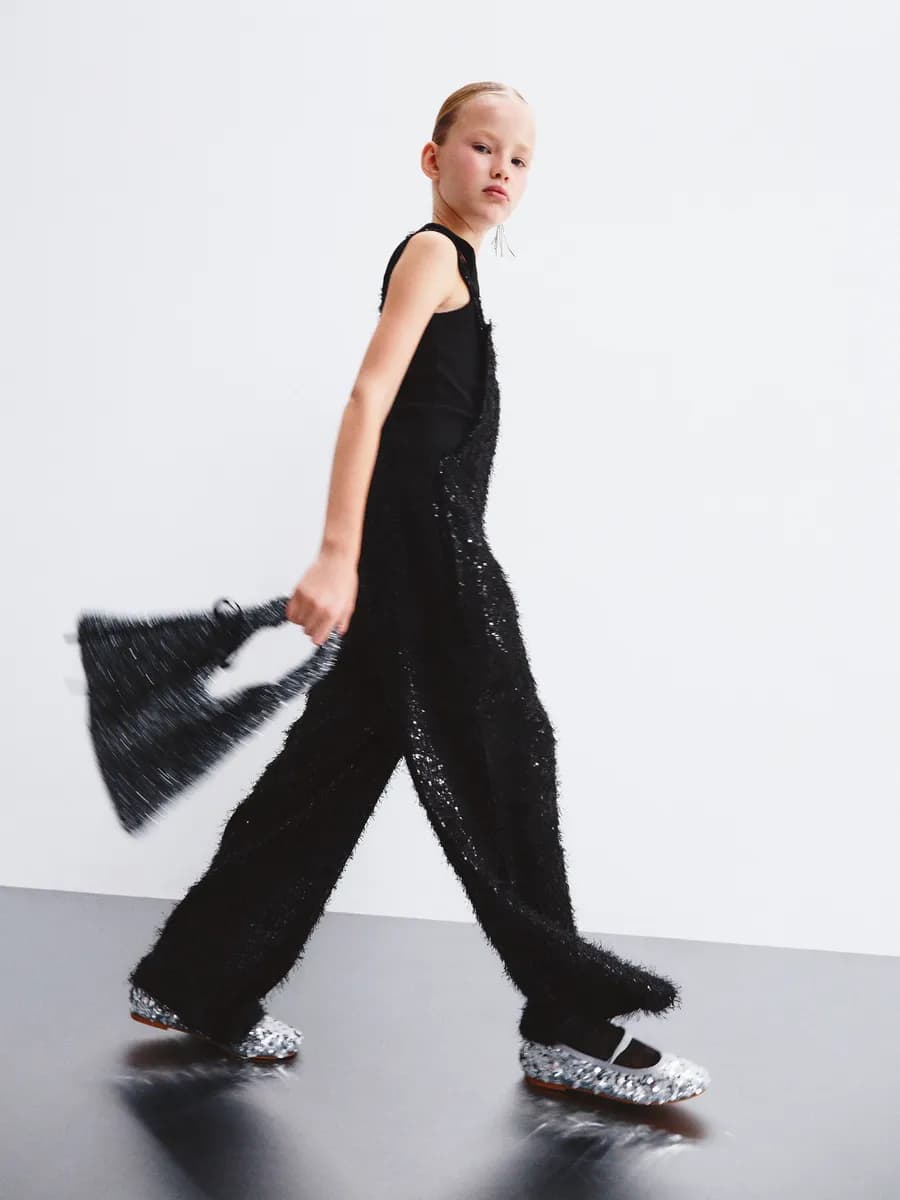 Комбинезон черный пушистый нарядный праздничный с пайетками