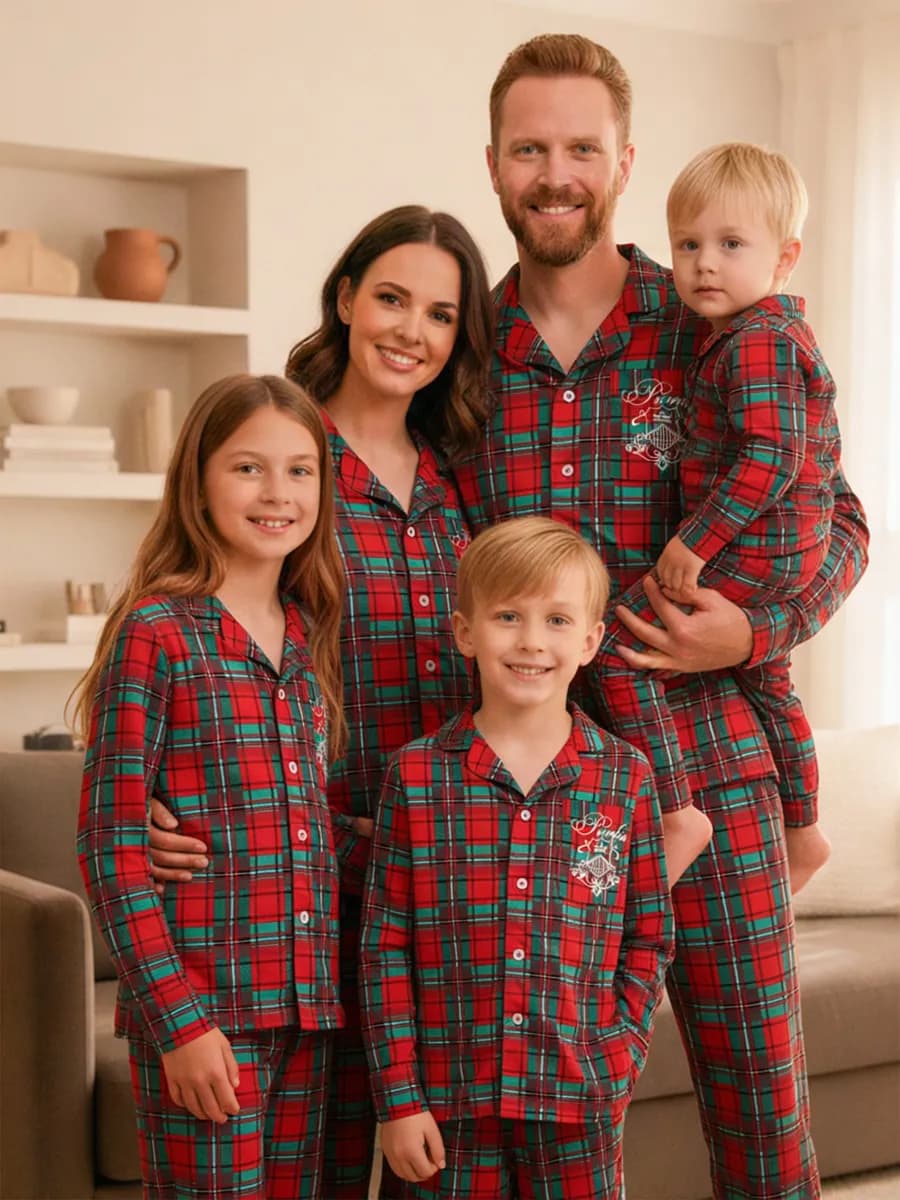 Пижама со штанами и рубашкой в клетку