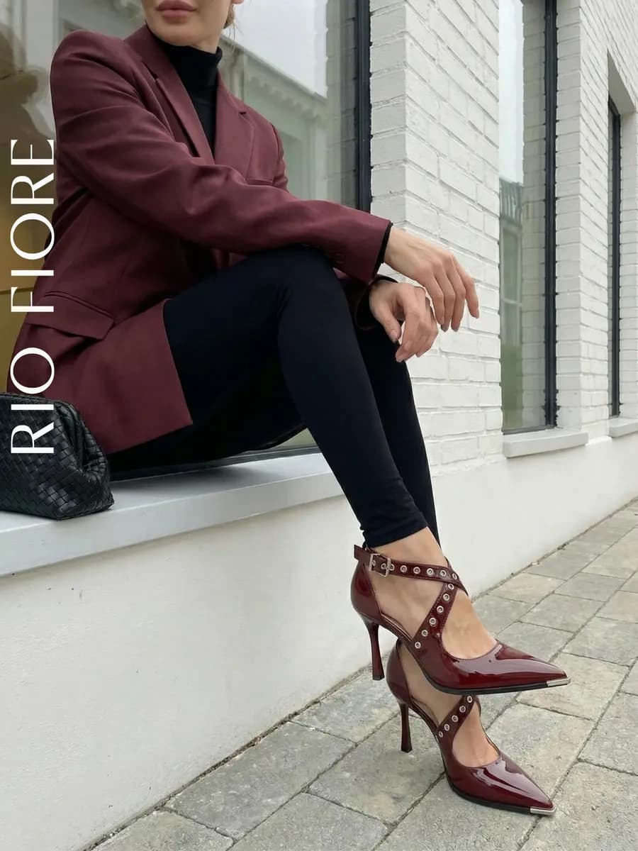 Туфли на каблуке шпильке вечерние с ремешком лаковые