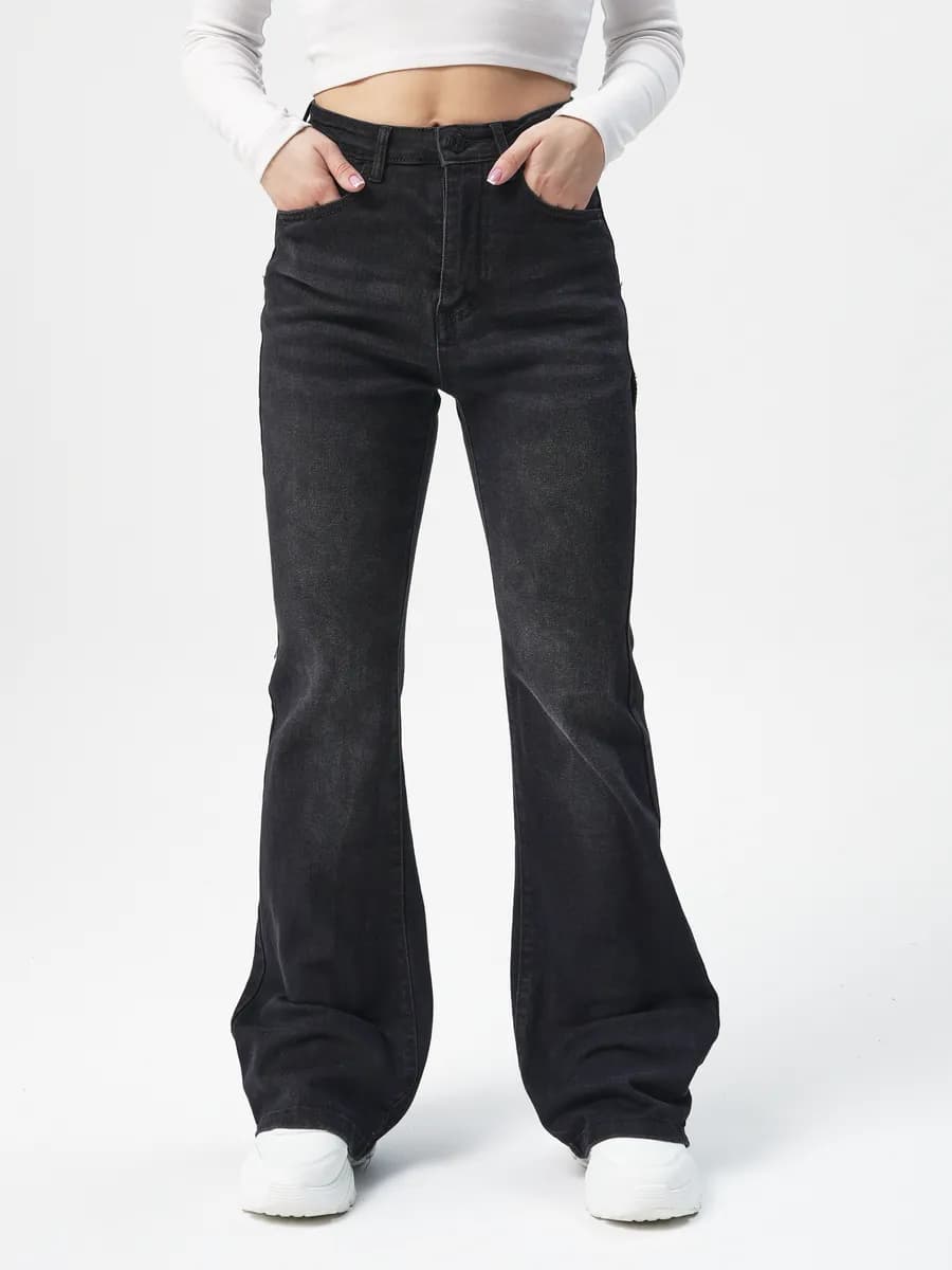 Джинсы клеш от колена с эффектом потертости