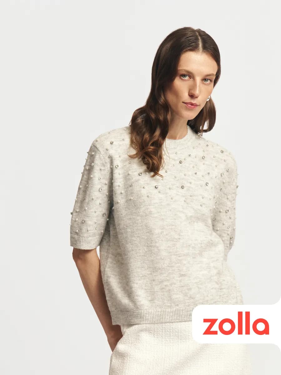 Вязаный женский джемпер с декором