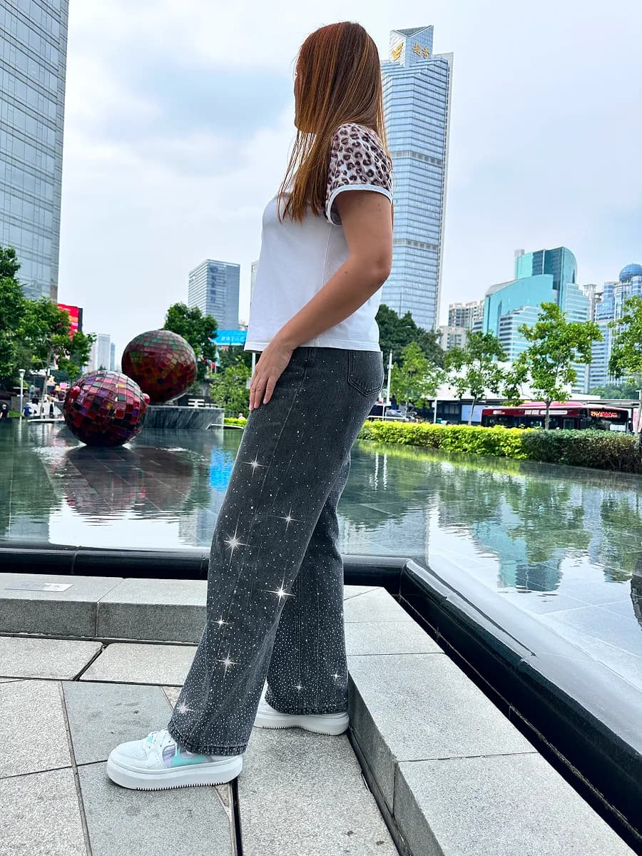 Джинсы прямые широкие со стразами