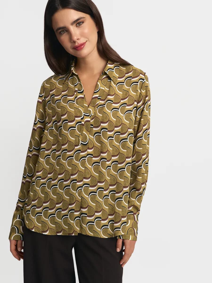 Женская блузка с вырезом и принтом