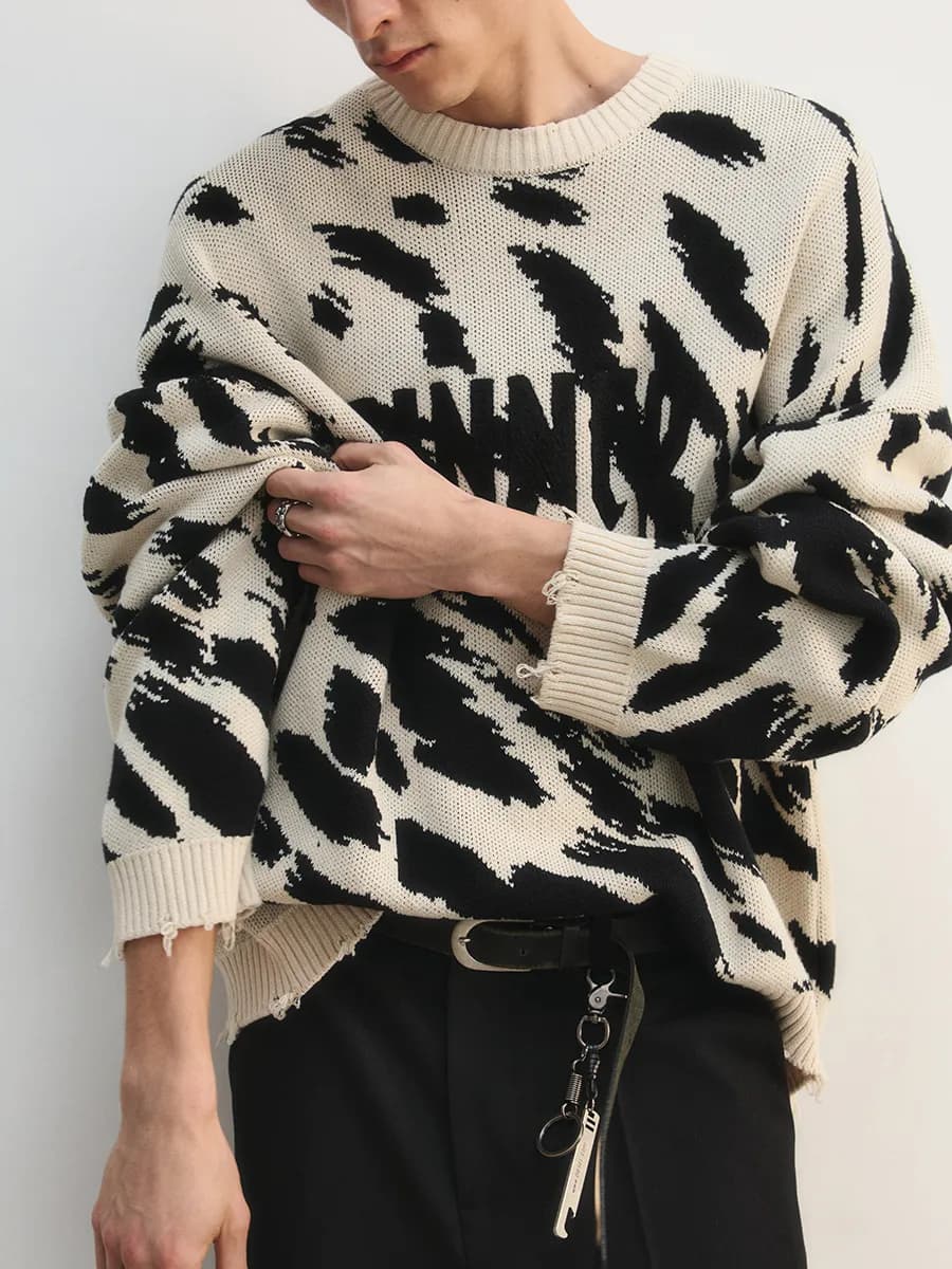 Свитер oversize рваный с вышивкой