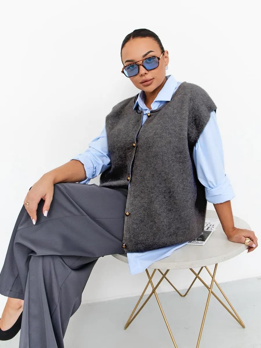 Жилетка вязаная трикотажная на пуговицах больших размеров