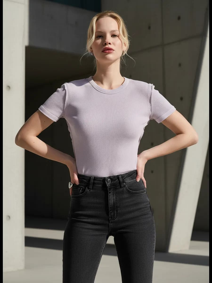 Футболка в рубчик с внешними швами