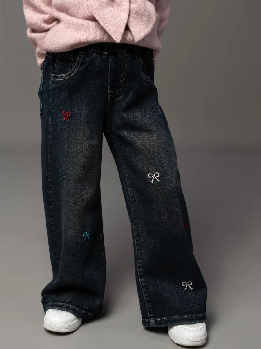 Джинсы детские широкие с рисунком с бантиками