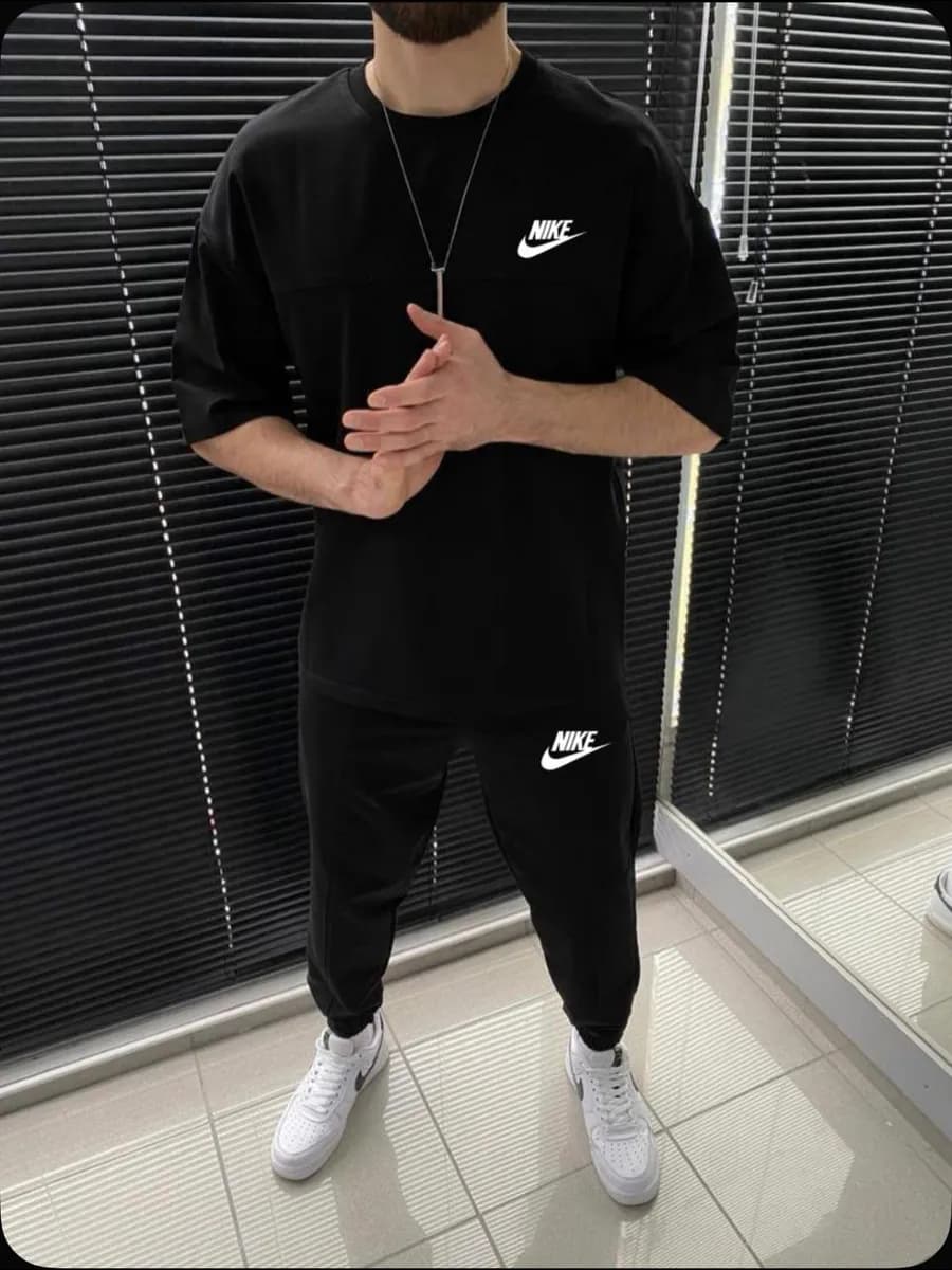 Спортивный костюм с брюками и футболкой