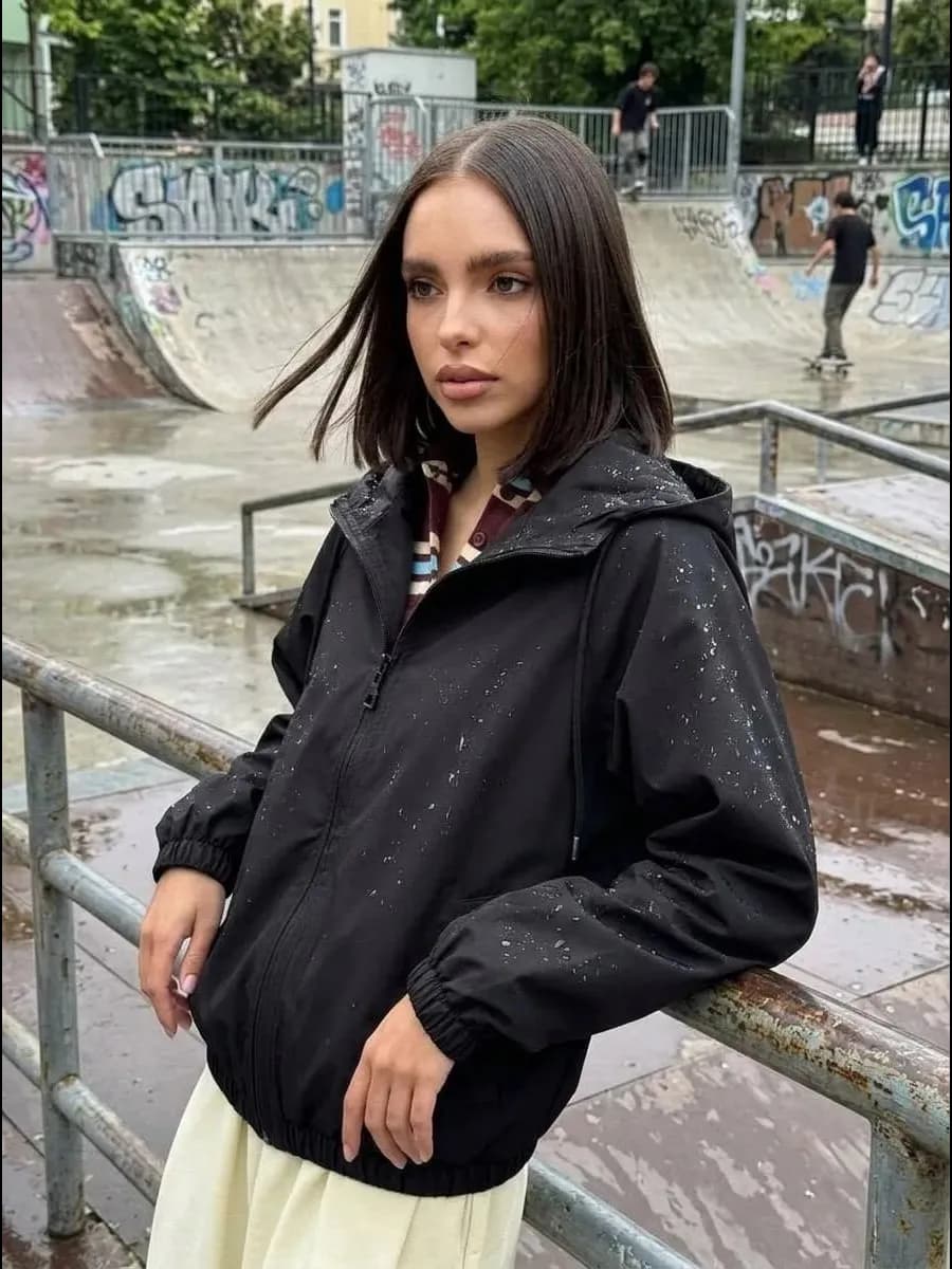 Ветровка с капюшоном
